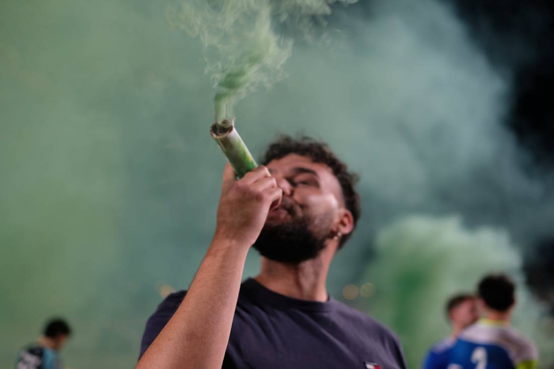 Festa con un fumogeno verde a fine partita