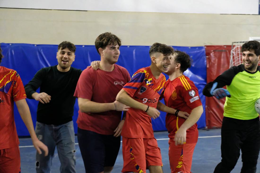 Festa tra i giocatori in palestra