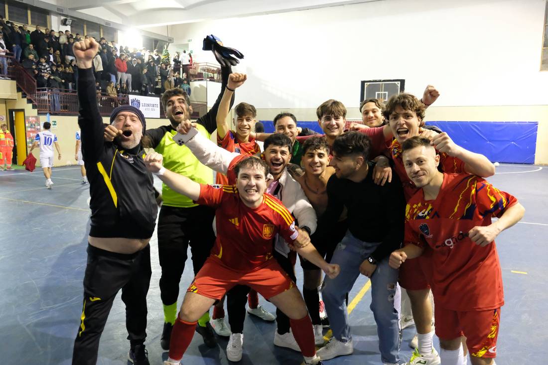 Una squadra in rosso esulta in palestra davanti al pubblico