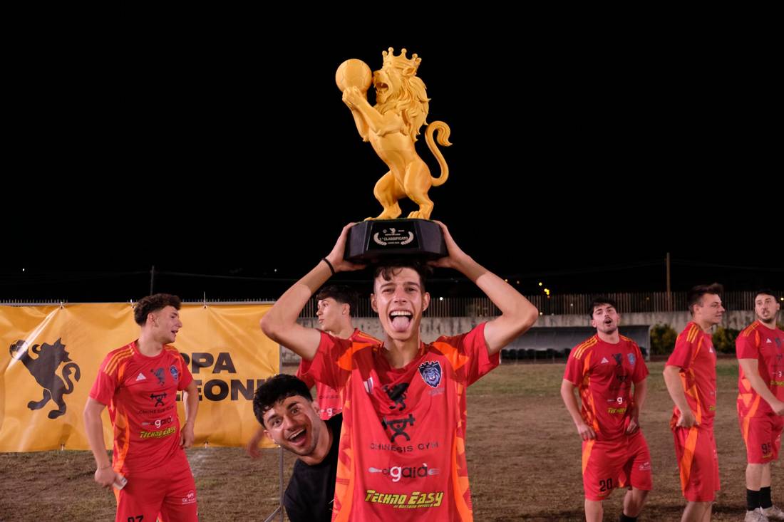 Un giocatore alza il trofeo del primo classificato