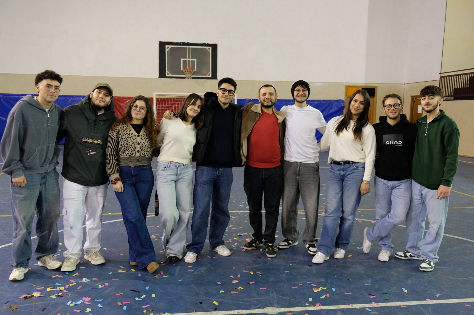 Il gruppo di Ciuciulìu APS in palestra, in posa sorridente